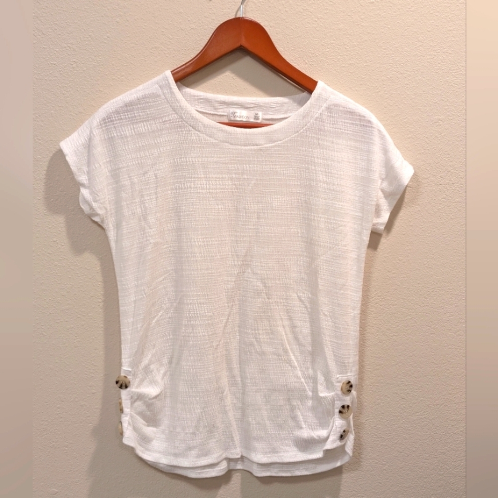 89th Madison White Short Sleeve Top with Button Accents Medium